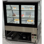 Komerciālais kūku stends ar noapaļotu priekšpusi, 2 plaukti, 1000x700x1200mm, nerūsējošais tērauds un melns | Adexa HL1000EM2 - Image 3