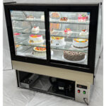 Frizieris preču displejs ar izliektu priekšpusi 290 litri 3 plaukti Melns & Nerūsējošs tērauds | Adexa HL900S3 - Image 2